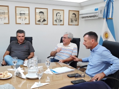 REPRESENTANTES DEL MINISTERIO DE COOPERATIVAS Y MUTUALES CON INTENDENTES DE LA ZONA