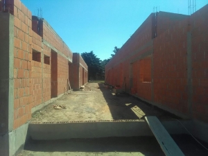 CONCLUYÓ LA PRIMERA ETAPA DE LA CONSTRUCCIÓN DEL NUEVO EDIFICIO DEL "INSTITUTO ESPECIAL AMANECER". Mientras tanto, comenzaron las obras de colocación de coberturas metálicas y la construcción del techo de losa. En marcha, l