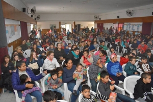 PADRES Y CHICOS DE VACACIONES, DISFRUTARON UN RATO DE CINE.