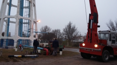 PERSONAL MUNICIPAL TRABAJANDO EN LA BOMBA DE AGUA DEL TANQUE ELEVADO.