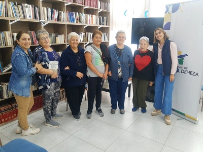 ADULTOS MAYORES VISITAN LA BIBLIOTECA
